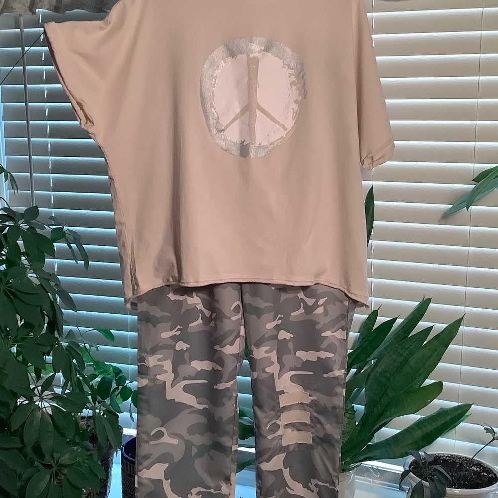 2 piece oversized tee and camo pant set. Size X-Large NWOT